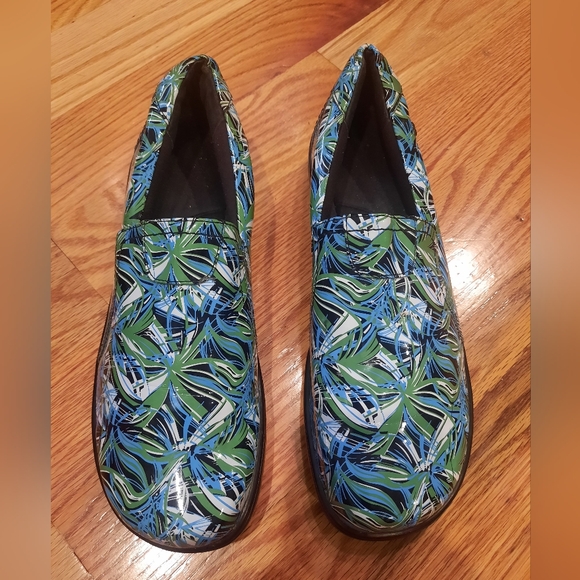 Nursemates Meredith Size 11 -‎ Blue / Green / White / Black - Picture 1 of 8